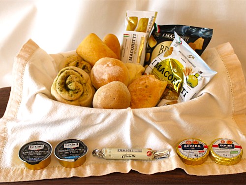 3292 - Assorted breads, breadsticks and high quality european butters